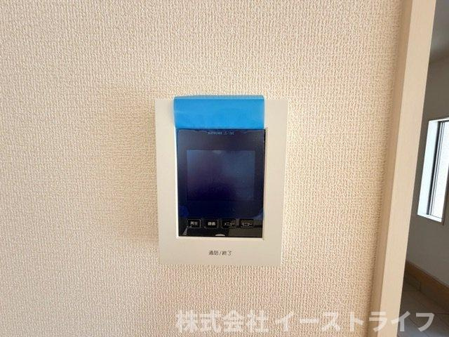 【新築戸建】　いわき市泉町滝尻第2　全8棟のセキュリティ|同社施工写真　TVモニター付インターフォンの最大のメリットは、室内モニターから訪問者が誰なのか見ることができる点です。来訪者と直接顔を合わせることなくモニター越しに対応ができるのでとても便利です。