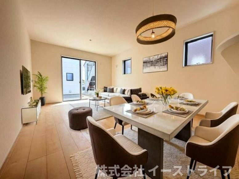 【新築戸建】　いわき市泉町滝尻第2　全8棟の居間・リビング|同社施工のリビングに家具を配置したイメージ画像です。※本画像はCGで作成しており、実際に現地に 家具は置かれておりません。また、価格に 家具は含まれておりません。