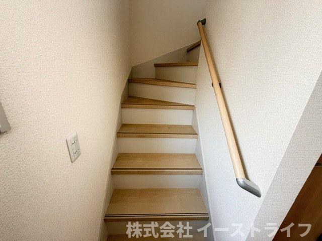 【新築戸建】　いわき市泉町滝尻第2　全8棟の内装|同社施工写真　階段には手すりが付いているので上り下りも安心です。
