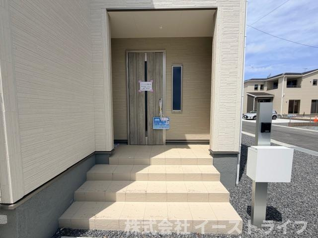 【新築戸建】　いわき市泉町滝尻第2　全8棟の玄関|同社施工写真　玄関ポーチも完備されたきれいな玄関です