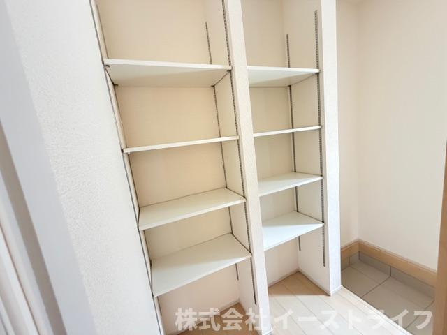 【新築戸建】　いわき市泉町滝尻第2　全8棟の収納|同社施工写真　シューズインクローク完備で玄関スッキリ！