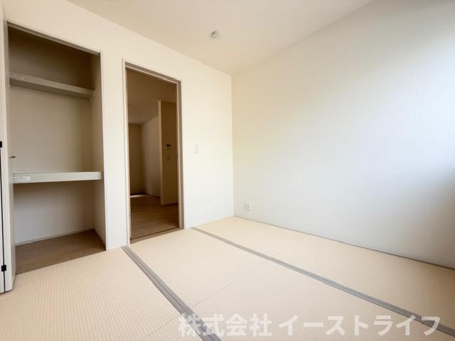 【新築戸建】　いわき市泉町滝尻第2　全8棟の和室|同社施工写真　リビング隣には使い勝手のよい畳コーナーがあります！