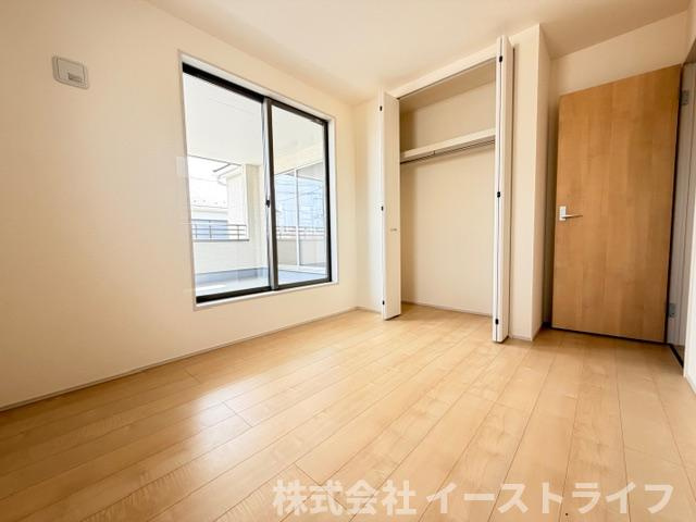 【新築戸建】　いわき市泉町滝尻第2　全8棟の洋室|同社施工写真　フローリングのお部屋は耐久性があり傷がつきにくいので、一般的な使用ではメンテナンスはあまり必要ありません。また、汚れたらさっと拭き取るだけで、キレイな状態を保つことができます。