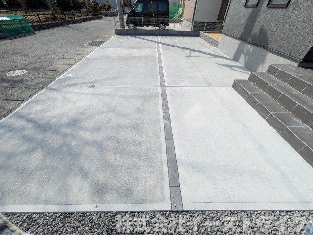 【新築戸建】　いわき市泉町滝尻第2　全8棟の駐車場|同社施工写真　カースペースです。3台駐車可能（車種による）
