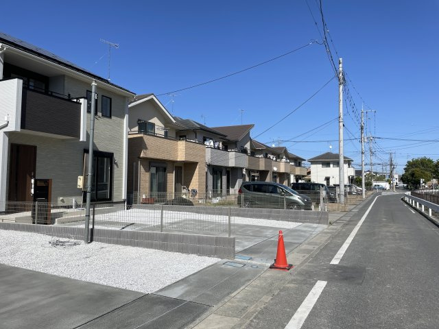 【前面道路含む現地写真】 | 熊谷市赤城町1丁目　ブルーミングガーデン　新築戸建　全2棟　2号棟