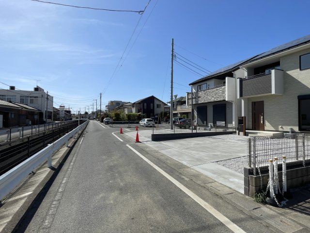 【前面道路含む現地写真】 | 熊谷市赤城町1丁目　ブルーミングガーデン　新築戸建　全2棟　2号棟