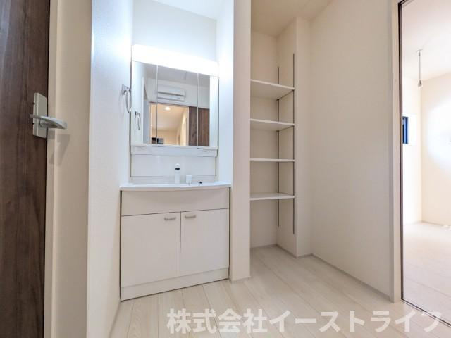 【新築戸建】　いわき市平塩第1　全2棟　長期優良住宅の浴室|同社施工写真　１坪サイズのバスルーム。浴室換気乾燥機を標準装備。乾きやすい床やお手入れのしやすい排水口など、いつも清潔にご使用いただけます。