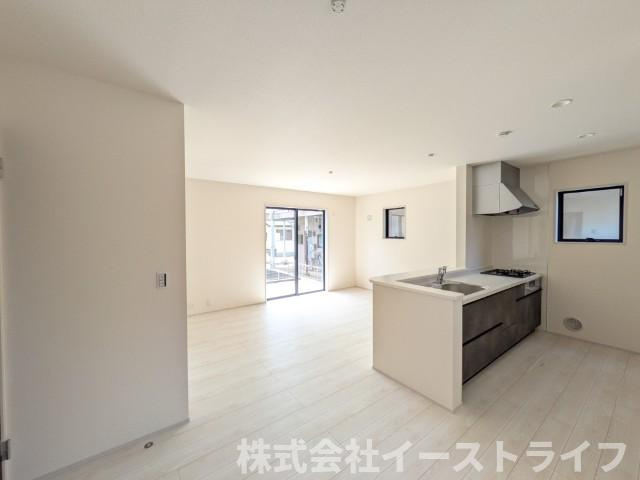 【新築戸建】　いわき市平塩第1　全2棟　長期優良住宅の和室|同社施工写真　リビングの続きに和室があります。収納もあるので多様な使い方ができます。