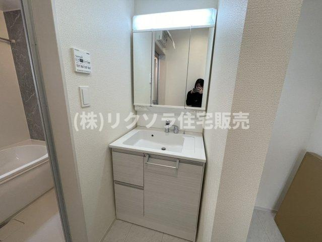 長尾東町3丁目　新築一戸建ての独立洗面台|三面鏡付き独立洗面台
■物件内覧・資金計画相談・住宅ローン相談、リフォーム相談、お問合せ受付中■
※当日・翌日のご内覧、ご相談はお電話でのお問合せがスムーズです！
