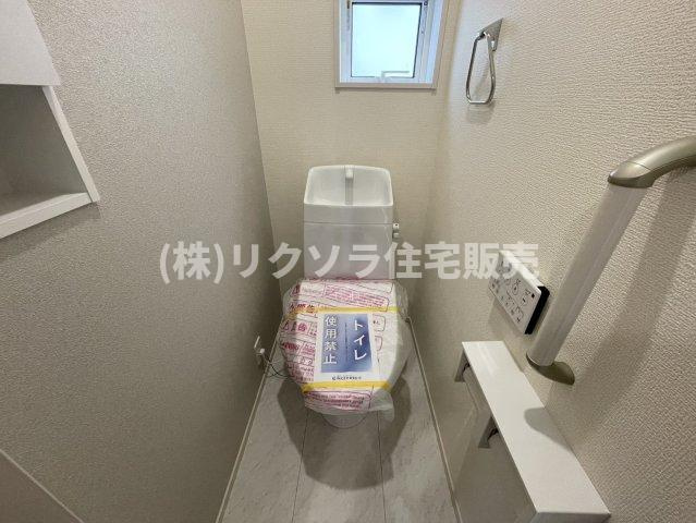 長尾東町3丁目　新築一戸建てのトイレ|1階　温水洗浄便座付き
■物件内覧・資金計画相談・住宅ローン相談、リフォーム相談、お問合せ受付中■
※当日・翌日のご内覧、ご相談はお電話でのお問合せがスムーズです！