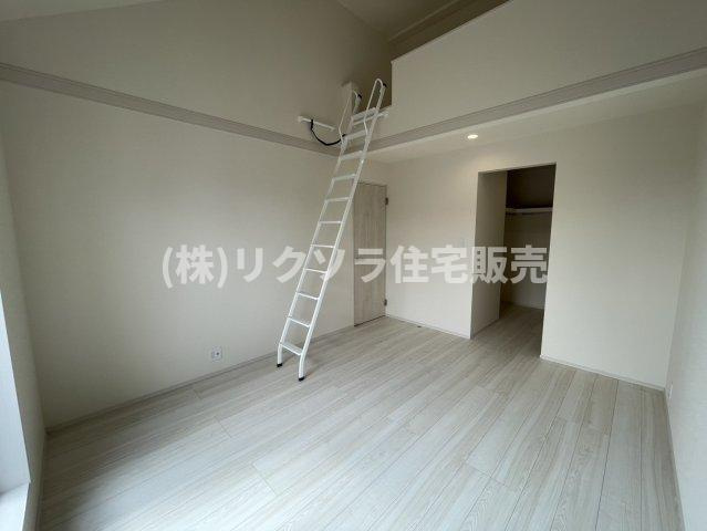 長尾東町3丁目　新築一戸建ての子供部屋|洋室7.43帖　ロフト・WIC付き
■物件内覧・資金計画相談・住宅ローン相談、リフォーム相談、お問合せ受付中■
※当日・翌日のご内覧、ご相談はお電話でのお問合せがスムーズです！