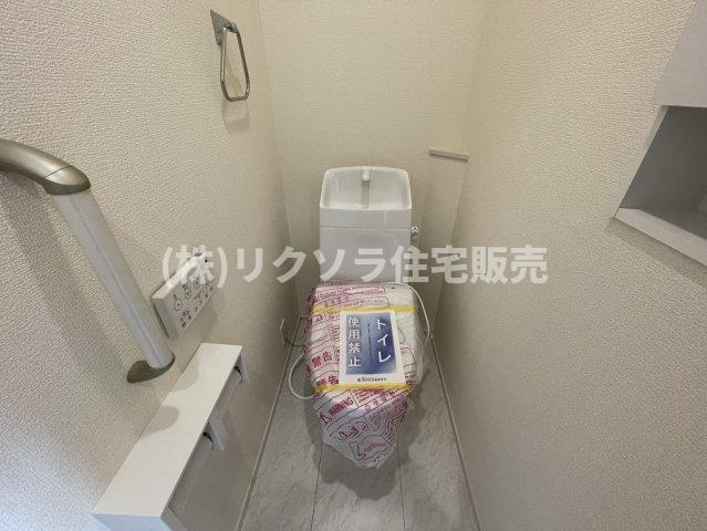 長尾東町3丁目　新築一戸建ての設備|2階　トイレ　温水洗浄便座付き
■物件内覧・資金計画相談・住宅ローン相談、リフォーム相談、お問合せ受付中■
※当日・翌日のご内覧、ご相談はお電話でのお問合せがスムーズです！