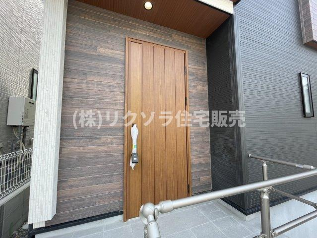 長尾東町3丁目　新築一戸建ての玄関|玄関リモコンキー
■物件内覧・資金計画相談・住宅ローン相談、リフォーム相談、お問合せ受付中■
※当日・翌日のご内覧、ご相談はお電話でのお問合せがスムーズです！