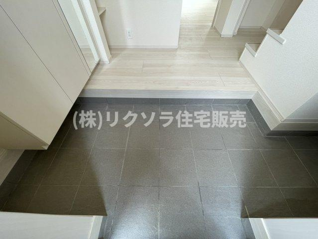 長尾東町3丁目　新築一戸建ての内装|玄関内部　収納スペース有
■物件内覧・資金計画相談・住宅ローン相談、リフォーム相談、お問合せ受付中■
※当日・翌日のご内覧、ご相談はお電話でのお問合せがスムーズです！