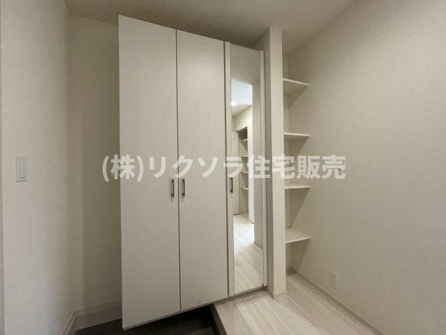 長尾東町3丁目　新築一戸建ての収納|姿見付きシューズボックス
■物件内覧・資金計画相談・住宅ローン相談、リフォーム相談、お問合せ受付中■
※当日・翌日のご内覧、ご相談はお電話でのお問合せがスムーズです！