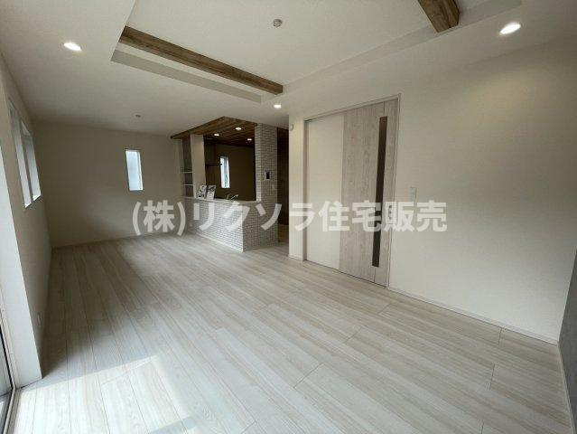 長尾東町3丁目　新築一戸建ての居間・リビング|LDK16.875帖
■物件内覧・資金計画相談・住宅ローン相談、リフォーム相談、お問合せ受付中■
※当日・翌日のご内覧、ご相談はお電話でのお問合せがスムーズです！