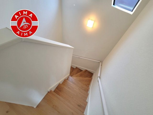 福岡市南区和田4丁目第1-3棟（1号棟）の内観：施工例|階段からも明るい光が入ります。採光や通風も階段の重要な役割です。