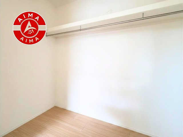 福岡市南区和田4丁目第1-3棟（1号棟）の内観：施工例|洋服や大きな荷物が多い方や人数の多いご家族などは、一般的なクローゼットよりもウォークインクローゼットのほうが使い勝手が良いです。