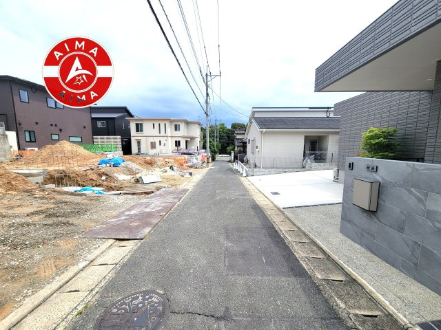 福岡市南区和田4丁目第1-3棟（1号棟）の前面道路含む現地写真|前面道路は閑静な住宅地をはしる車通りの少ない道路。お車の出し入れが苦手なママや小さなお子様にも安心ですね。しっかり舗装もされているので、ベビーカーや自転車で通っても快適に通行できます。