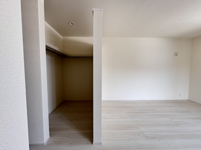 【新築戸建】　いわき市仁井田寺前1期　全2棟の収納|同社施工写真　季節ごとの入れ替えが不要な、頼もしいウォークインクローゼット完備