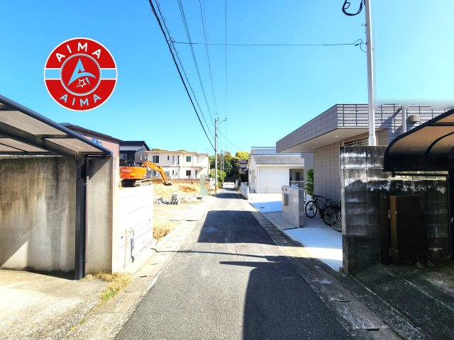 福岡市南区和田4丁目第1-3棟（3号棟）の前面道路含む現地写真|前面道路は閑静な住宅地をはしる車通りの少ない道路。お車の出し入れが苦手なママや小さなお子様にも安心ですね。しっかり舗装もされているので、ベビーカーや自転車で通っても快適に通行できます。