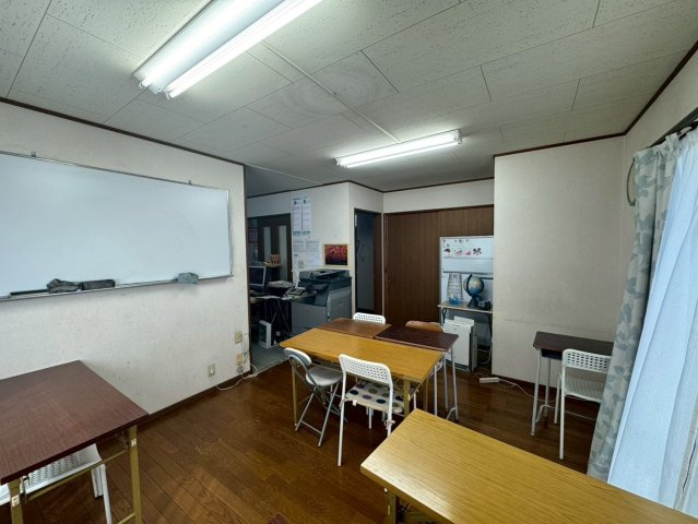 -三丁目不動産-　深谷市栄町　東南角地の居間・リビング