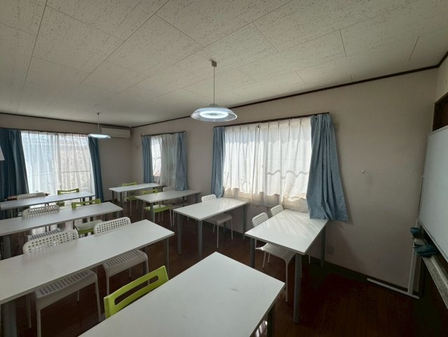 -三丁目不動産-　深谷市栄町　東南角地の洋室