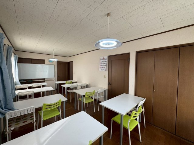 -三丁目不動産-　深谷市栄町　東南角地の洋室