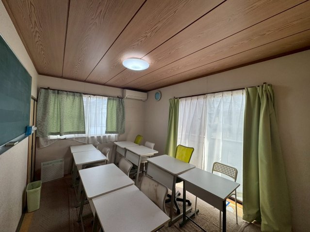 -三丁目不動産-　深谷市栄町　東南角地の洋室