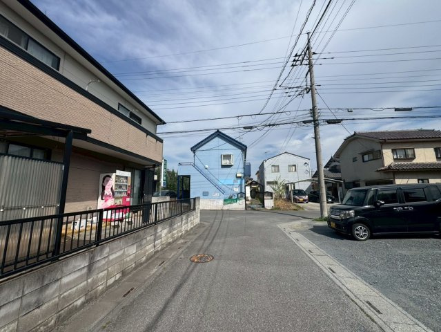 -三丁目不動産-　深谷市栄町　東南角地の前面道路含む現地写真
