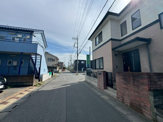 -三丁目不動産-　深谷市栄町　東南角地の前面道路含む現地写真
