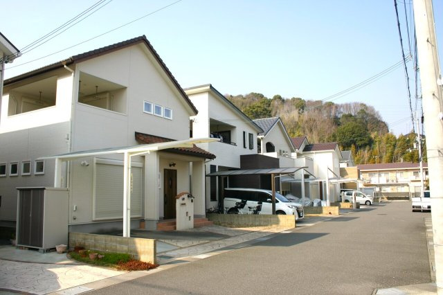 揖保郡太子町東保　中古戸建の前面道路含む現地写真