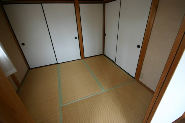 太子町佐用岡　中古戸建の和室|襖を開ければ洋室6.2帖とひとつながりに使用できます。