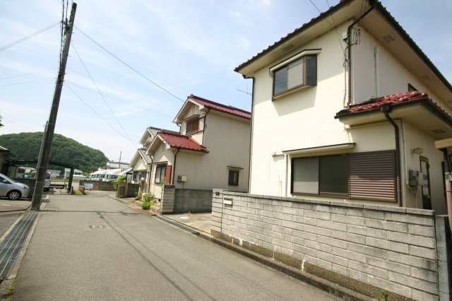 太子町佐用岡　中古戸建の前面道路含む現地写真|前面道路も広めで車通りも少なめです。