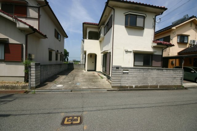 太子町佐用岡　中古戸建の駐車場|２台ゆったり入ります。