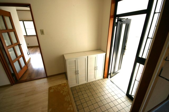 太子町佐用岡　中古戸建の玄関|下駄箱が備え付けられています。