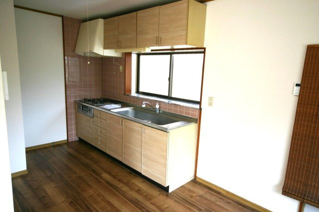 太子町佐用岡　中古戸建のキッチン|吊戸棚付きでたっぷり収納