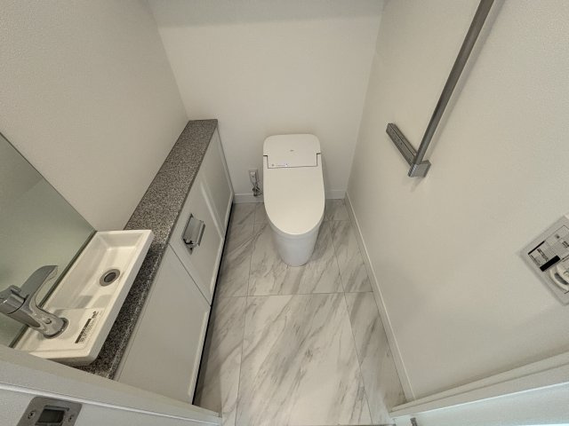 グラングリーン大阪 THE NORTH RESIDENCEのトイレ|手洗い器付きのトイレです。