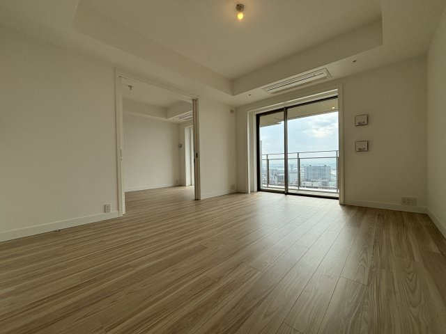 グラングリーン大阪 THE NORTH RESIDENCEの居間・リビング|床までの窓搭載で明るく開放感があるリビングです。
