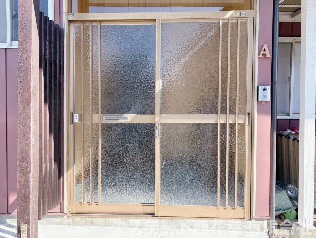 大石アパートの玄関