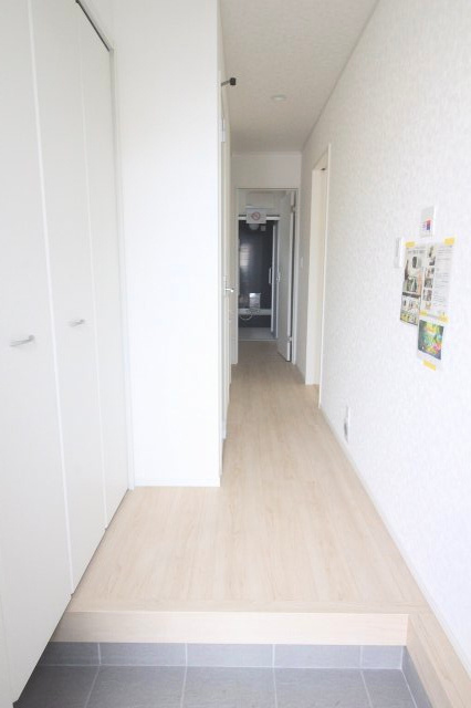 小山市城北3丁目　第11　2号棟の玄関|明るい木目で統一された玄関ホール。シューズボックスを備え、散らかりやすい玄関まわりを整えられます。