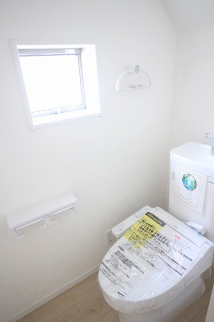 小山市城北3丁目　第11　2号棟のトイレ|1階トイレには温水洗浄便座、手すり、収納を備えています。窓があり、自然換気も行えます。