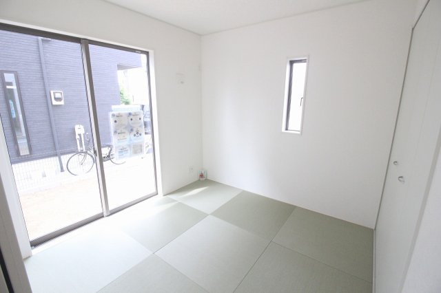 小山市城北3丁目　第11　2号棟の和室|LDKに隣接する洋風和室4.5帖。引き戸を開けてリビングの延長としても、閉めて個室としても使えます。