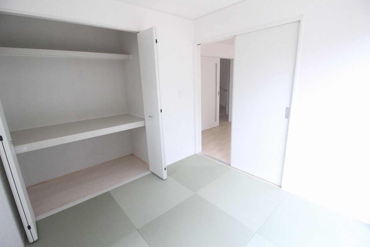 小山市城北3丁目　第11　2号棟の和室|1階洋風和室4.5帖。押入を備えており、来客用の布団やお子さま用品などもまとめて収納できます。