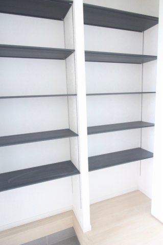 小山市城北3丁目　第11　2号棟の玄関|棚板の高さを調整できるシューズボックス。靴の種類や大きさに合わせて、効率よく収納できます。