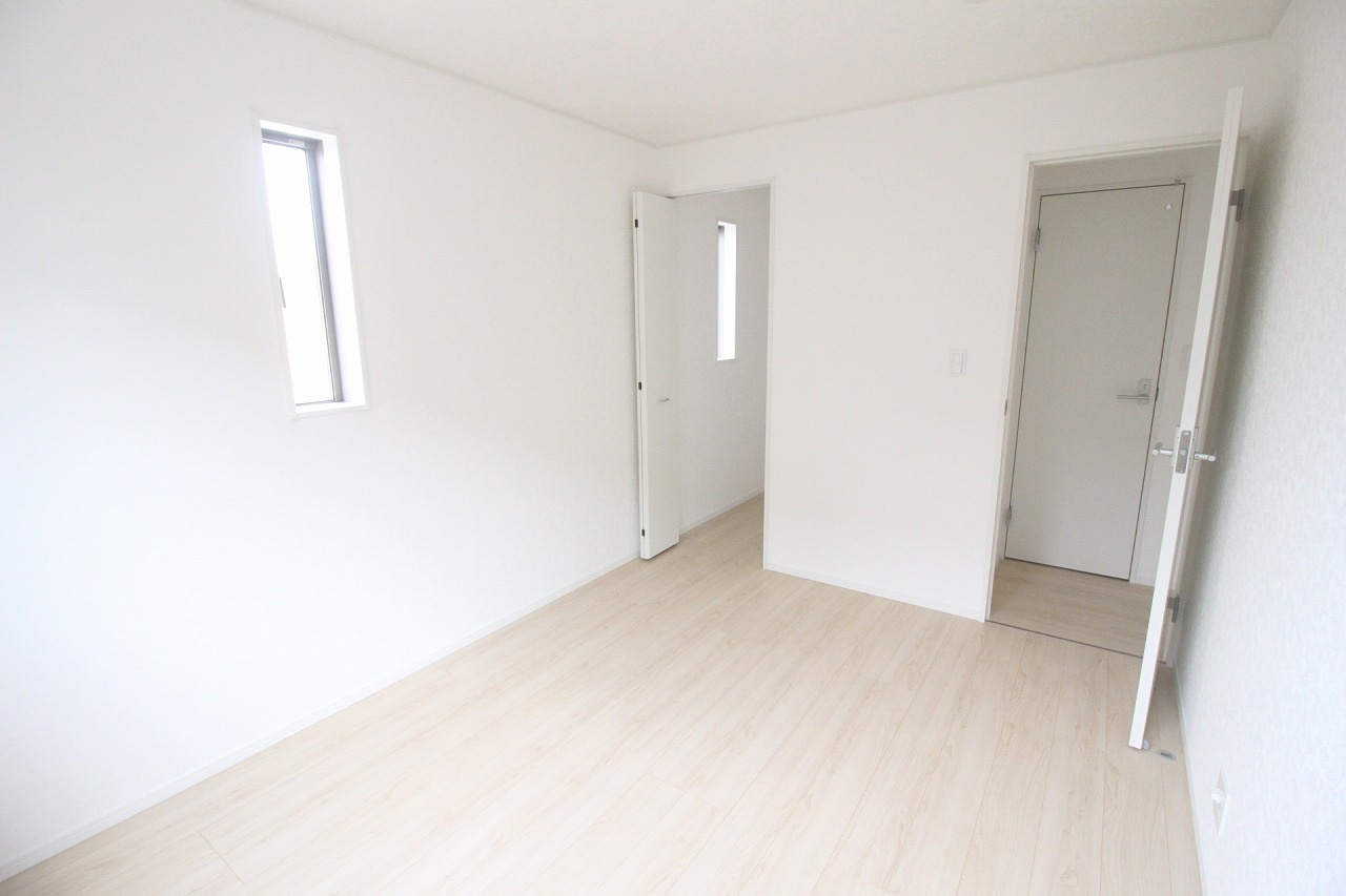 小山市城北3丁目　第11　2号棟の洋室|2階西側洋室6帖。明るい木目調の床と白い内装で、家具やカーテンを合わせやすいお部屋です。