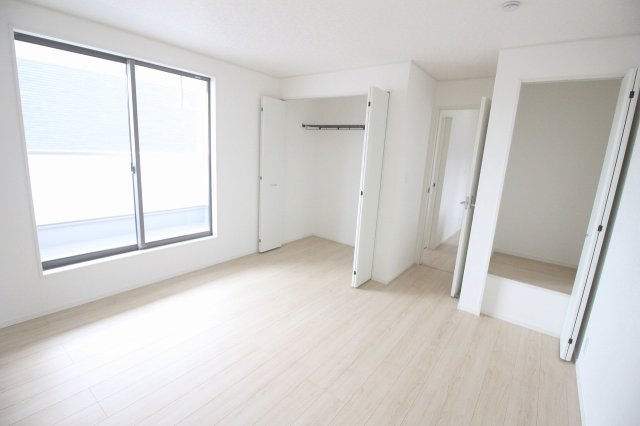 小山市城北3丁目　第11　2号棟の寝室|2階東側主寝室8.5帖。バルコニーに面し、クローゼットと押入を備えた収納力のあるお部屋です。
