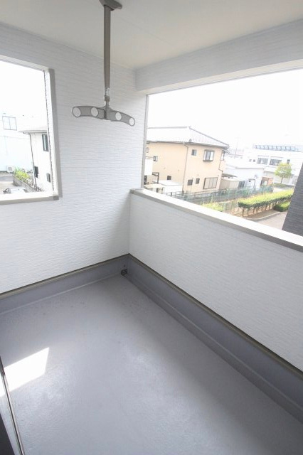 小山市城北3丁目　第11　2号棟のバルコニー|2階主寝室から出入りできるバルコニー。物干し金具付きで、洗濯物や布団を干すスペースとして使えます。