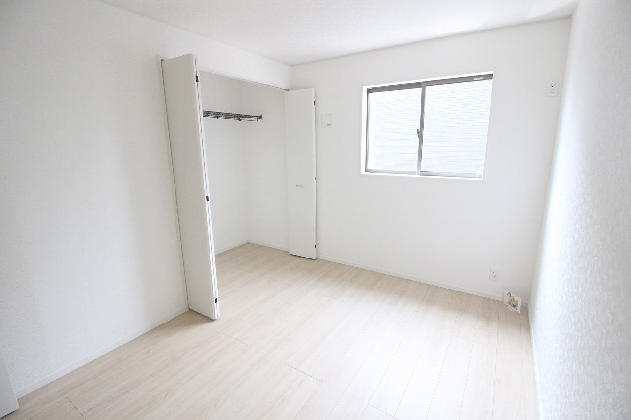 小山市城北3丁目　第11　2号棟の子供部屋|2階南西側洋室6帖。クローゼットを備えており、衣類や荷物を整理しやすい、明るくすっきりとしたお部屋です。
