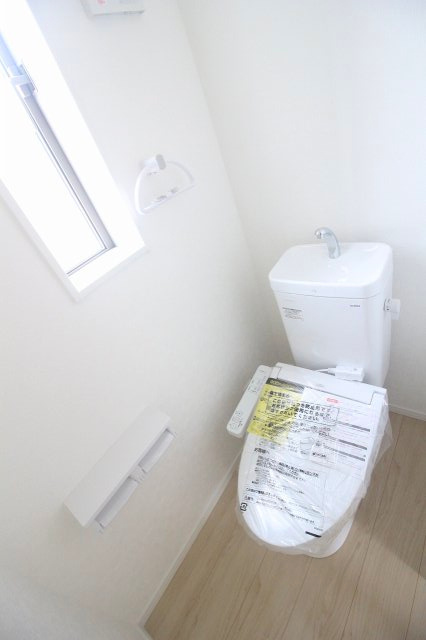 小山市城北3丁目　第11　2号棟のトイレ|2階にもトイレを設置。夜間や朝の混み合う時間帯にも、階段を使わず同じフロアで利用できます。